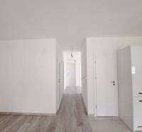 Világos családi ház belső tér fa dekorációjú padlóval és fehér falakkal.