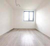 Üres szoba fa mintázatú padlóval és ablakkal egy családi házban.