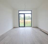 Családi ház belső tere fa dekorációs padlóval és nagy ablakkal.