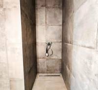 Zuhanykabin családi házban kerámia burkolatokkal.