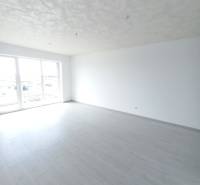 Világos szoba fa dekor padlóval egy kétszobás lakásban.