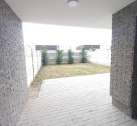 Erősített terasz és kis kert a galántai 2 szobás lakásnál.