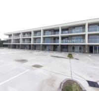 Új építésű lakások erkélyekkel Galántán, 2 szobás lakások, üres parkoló.