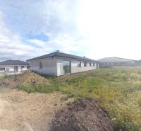 Családi ház építése Galántán, körülvéve a hozzá tartozó telekkel és további házakkal.