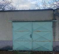 Világoskék ajtós garázskapu és lehullott levelek Szelicén.