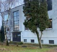 Az épület külseje Seliciach-ban, fákkal és füves környezettel körülvéve.