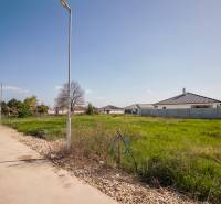 Kúpte si SVETLÝ, TICHÝ stavebný pozemok s IS a OPTIMÁLNOU ROZLOHOU