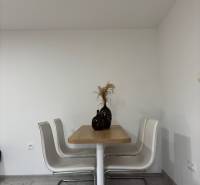 Ebédlő önmagában, fa dekorációjú asztallal és négy székkel egy családi házban.