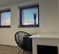 Fal ablakokkal, ablakpárkányok, asztal és szék, családi ház, fa dekorációjú padló.