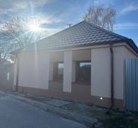 Családi ház Blatnón nyeregtetővel és egyszerű homlokzattal.