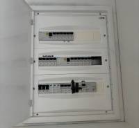 Elektromos elosztószekrény családi házban biztosítékokkal és feliratozó sínnel.