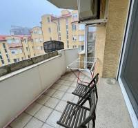 Erkély egy lakáson két székkel a Kýčerského utcában, Pozsony - Óváros.