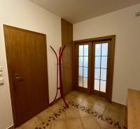 3 szobás lakás folyosója csempével és faajtókkal.