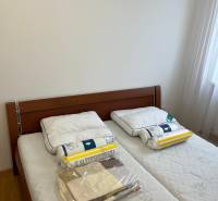 Hálószoba franciaággyal, fa dekor padlóval, 3 szobás lakás.