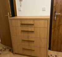 Folyosó egy 3 szobás lakásban szekrénnyel és csempével.