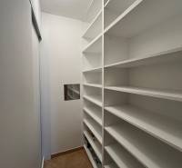 Keskeny szekrény polcokkal egy háromszobás lakásban járólappal.