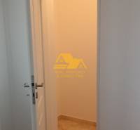 2 szobás lakás belső tere nyitott ajtókkal és fa dekorációjú padlóval.