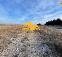 Építési telek Érsekújváron, Érsekújvár utcában, kavicsos út, nyílt vidék.