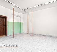 Üres szoba fa tartóoszlopokkal egy családi házban.