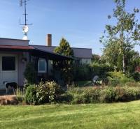 Családi ház Feketevízen kerttel, kutyával és pihenésre alkalmas terasszal.