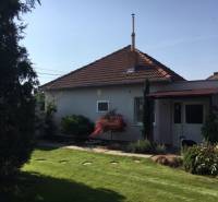 Családi ház Feketevízen, rendezett kerttel és pihenésre alkalmas terasszal.