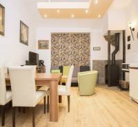 Étkező sarok egy kétszobás lakásban, fa dekorációjú padlóval és kandallóval.