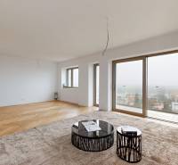 Nappali egy családi házban, fa dekoros padlóval és nagy ablakokkal.