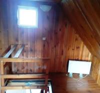 A fahatású padlóval és lépcsővel rendelkező házikó belseje.