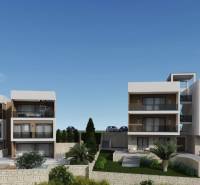 Ciovo városában található rekreációs apartmanok modern építészettel, zöldövezettel és kőfalakkal körülvéve.