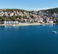 Jachták és házak partja Ciove-nál, üdülőapartmanok közelében.