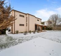 Családi ház a Konopiská utcában, Pozsony - Dunacsún, havas kerttel.