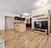 Nappali családi házban konyhával és fa dekoros padlóval.