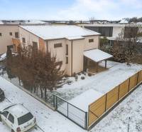 Családi ház Pozsonyban - Dunacsúnon, a Konopiská utcában, havas utca, parkoló autók.