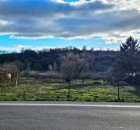 Építési telek Csifárban, Csifár utcában, természet és fák által körülvéve.