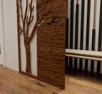 3 szobás lakás belső tere fa dekorációval és fém faelemmel a falon.