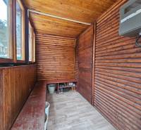 Faház veranda fa dekorációjú padlóval és tároló paddal.