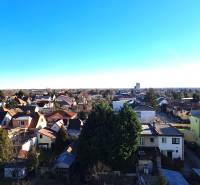 A Pozsony-Hornádska negyedben, a Medzi jarkami utcában található házak és fák felvétele.