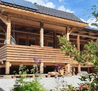 Faház a Hviezdoslav utca Tiszolcán, fa terasszal és kerttel.