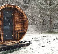 Havas hordó alakú ház a Hviezdoslav utcában, Tisovecben.