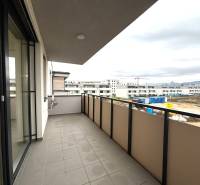 Az erkély kilátást nyújt az építkezésre Trencsénben, a Vladimíra Predmerského utcában.