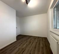 Világos szoba fa dekorációjú padlóval egy háromszobás lakásban.