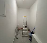 Tároló létrával, seprűvel és szárítóval egy háromszobás lakásban.