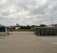 Kilátás a trenčéni Vladimír Predmerský bejárati kapujára, a 3 szobás lakások környéke.