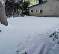 Családi ház a Hájska utcában, Martinban, havas kert a szomszédos épület mellett.