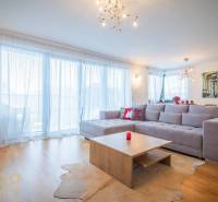 Nappali a családi házban tágas kanapéval és fa dekorációjú padlóval.