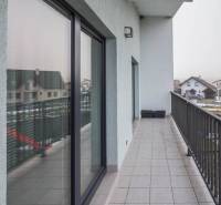 A Krátka utcai családi ház erkélye Spišské Bystréban csempével és üvegkorláttal.