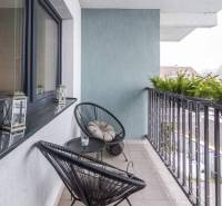 Családi ház erkélye kényelmes székekkel és asztallal, Krátka utca, Spišské Bystré.