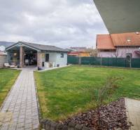 Családi ház kertje a Krátka utcában, Spišské Bystré, pavilonnal és sétánnyal.