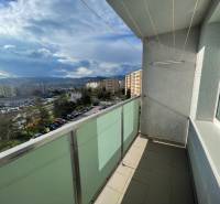 Kilátás egy háromszobás lakás erkélyéről a Fábryho utcában, Kassán, Dargovských hrdinov városrészben.