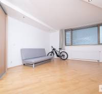 Nappali fa dekor padlóval és szürke kanapéval egy háromszobás lakásban.